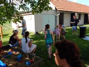 Společné odpoledne rodičů a dětí - natírání popelnic